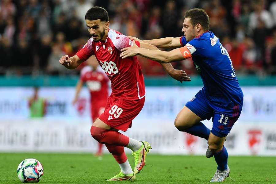 Lamine Ghezali într-o partidă din liga a doua dintre Dinamo Bucuresti și CSA Steaua.