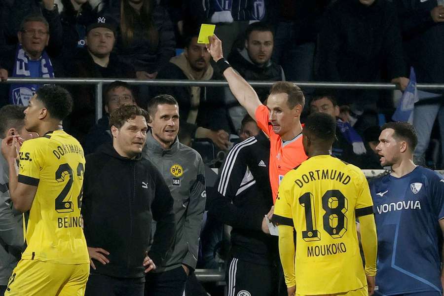 Scheidsrechter Sascha Stegemann in actie tijdens de wedstrijd tussen Borussia Dortmund en VfL Bochum