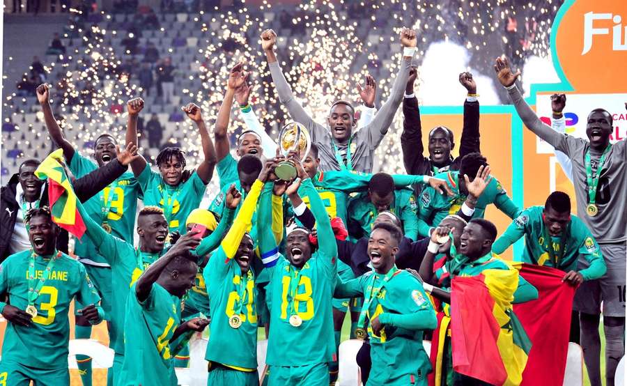 Het Senegalees elftal viert de overwinning van de African Nations Championship op 4 februari
