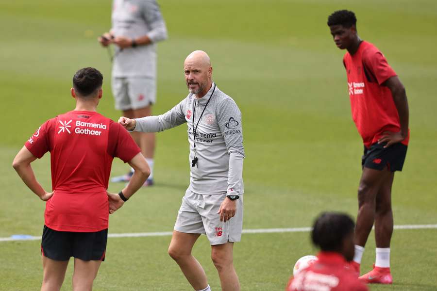 Erik ten Hag durante una sessione di allenamento 