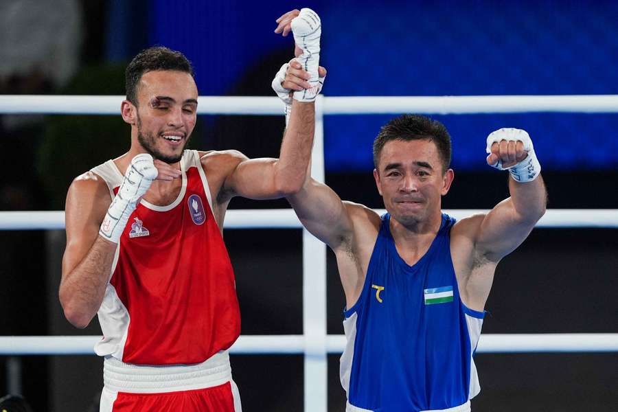 Hasanboy Dusmatov à côté du Français Billal Bennama après la finale en -51 kg.