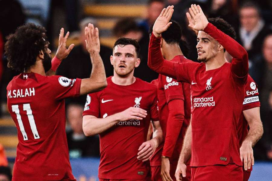 Jogadores do Liverpool celebram vitória sobre o Leicester