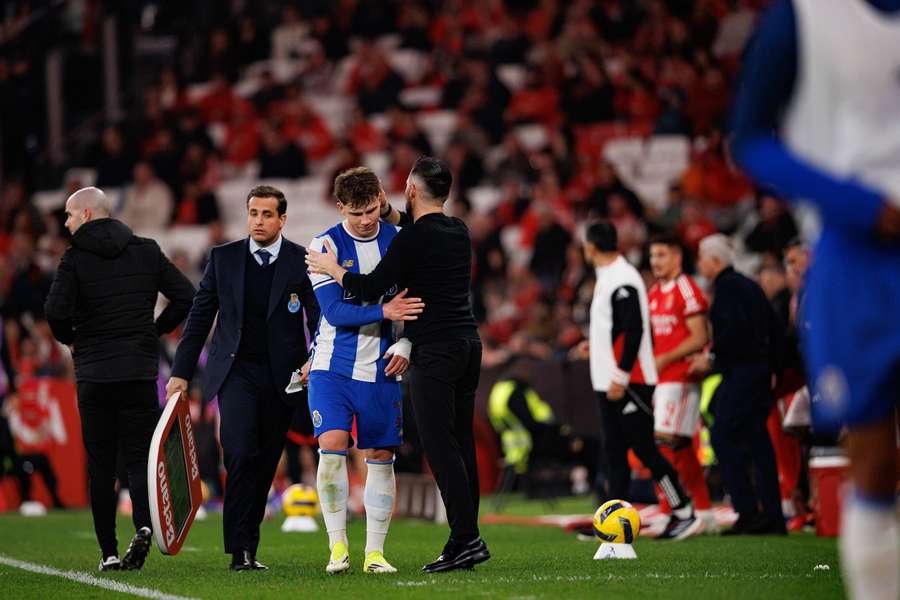 Oskar Pietuszewski i Francesco Farioli podczas meczu Ligi Portugalskiej pomiędzy drużynami SL Benfica i FC Porto na stadionie Estadio da Luz.