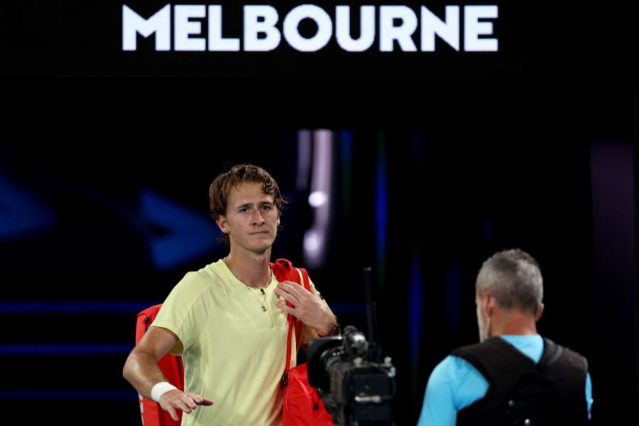 Sebastian Korda trækker sig midt i kvartfinalen ved Australian Open.