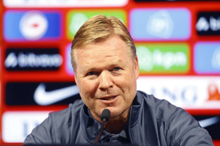 Koeman tijdens de persconferentie