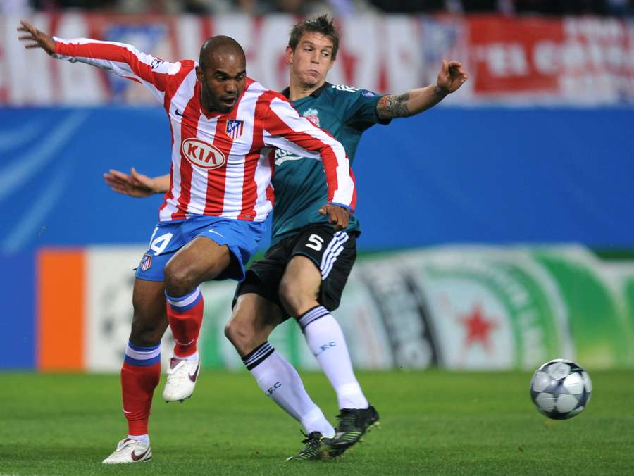 Florent Sinama-Pongolle speelt voor Atletico tegen Liverpool in 2008