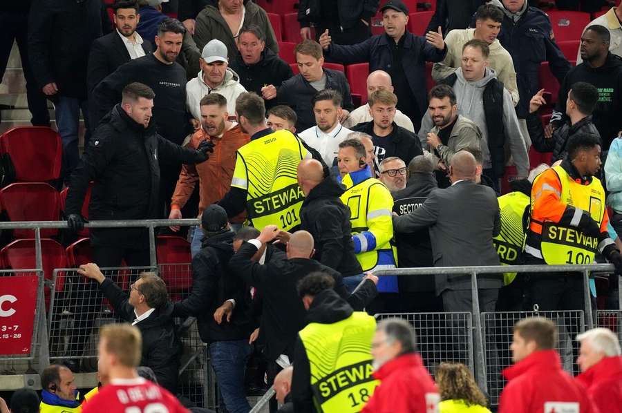 Die Ordnungskräfte hatten nach dem Abpfiff gegen West Ham alle Hände voll zu tun