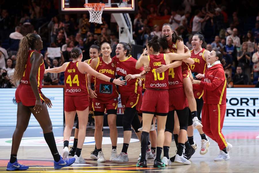 Las jugadoras de España celebran la victoria ante Australia en los cuartos de final del Mundial Las jugadoras de España celebran la victoria ante Australia en los cuartos de final del Mundial
