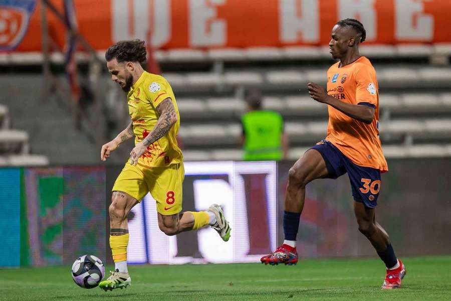 Alfa Semedo, do Al Fayha, persegue um adversário