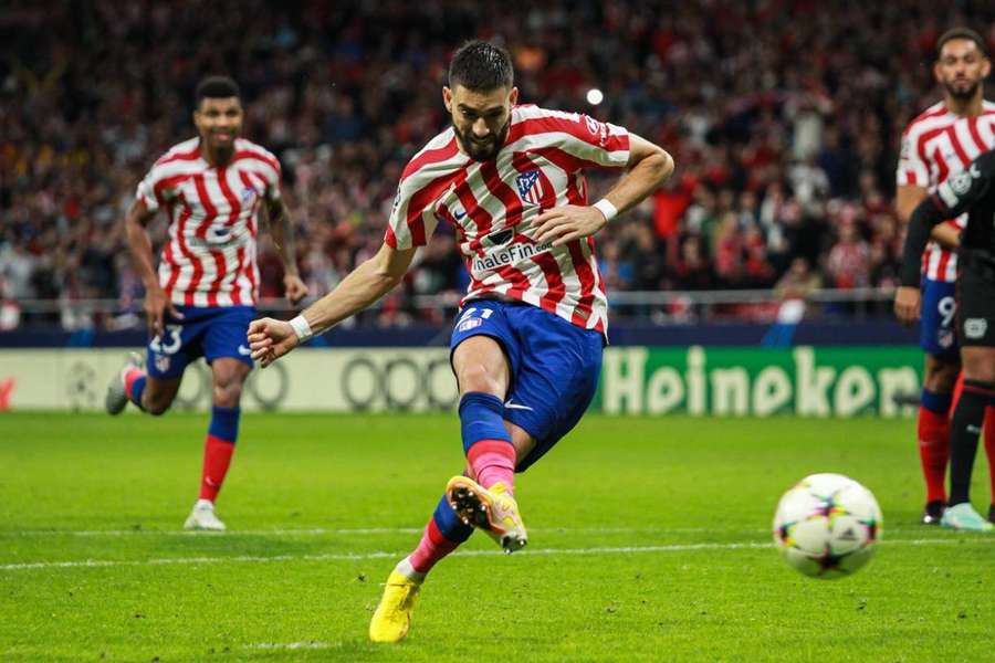 Atlético perde pênalti após apito final (!) e cai na Champions