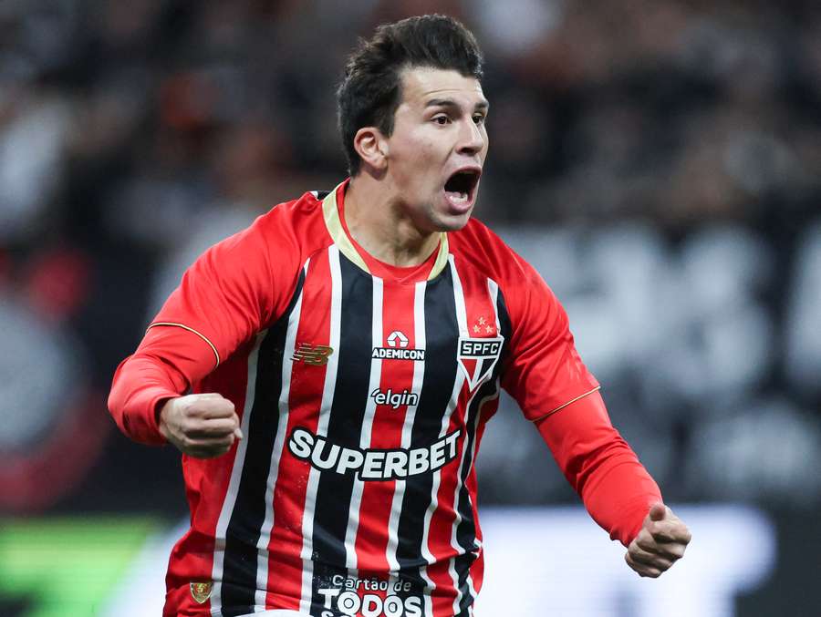 De cabeça, Gonzalo Tapia empatou o jogo