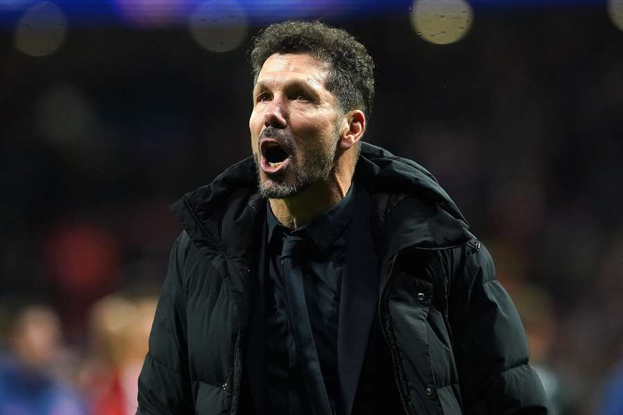 Diego Simeone po zápase vyzýval fanoušky, aby poděkovali hráčům Atlétika.