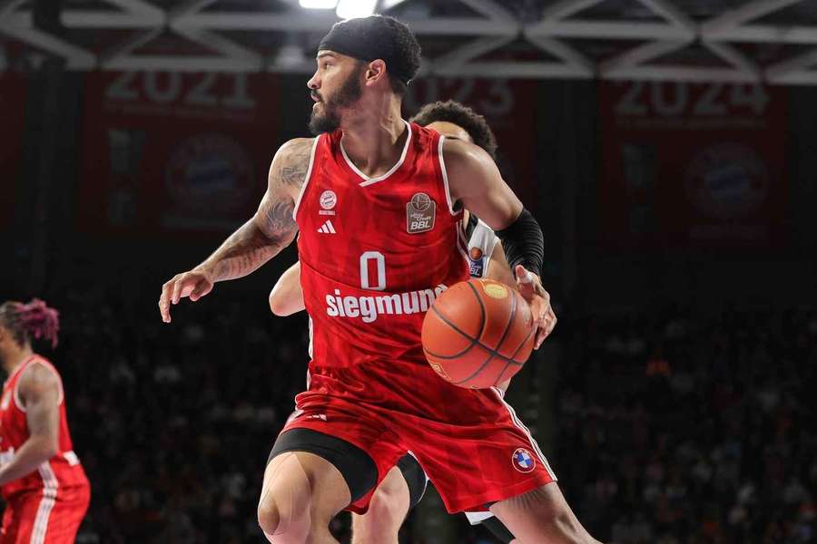 Bayern-Star Nick Weiler-Babb am Ball.