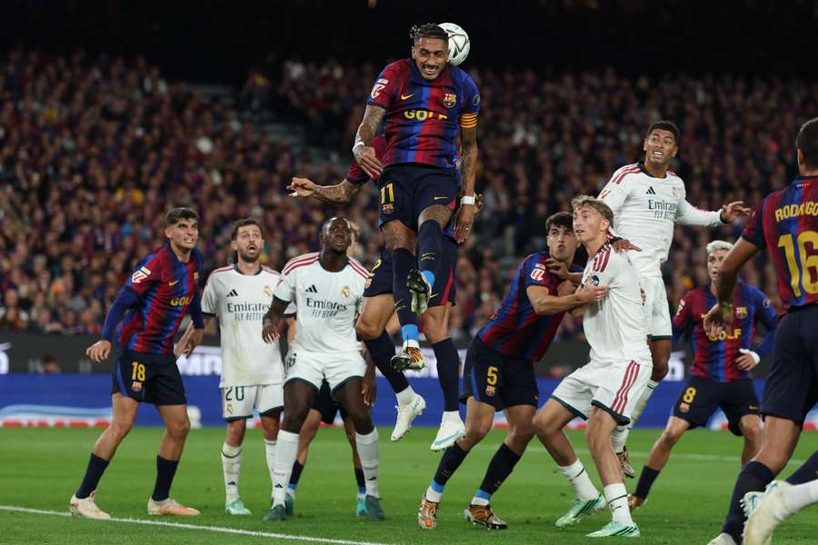 Raphinha in azione durante il match contro il Real Madrid
