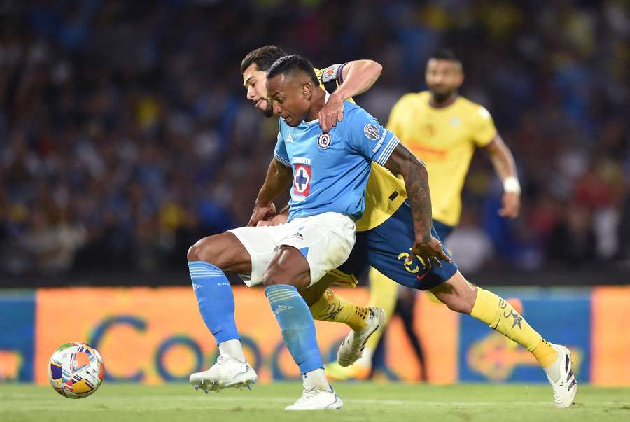Cruz Azul golpea primero ante el América en las semifinales del Clausura (1-0)