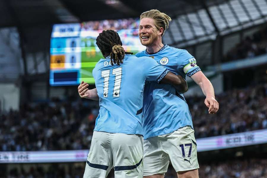 Jeremy Doku și Kevin De Bruyne sărbătoresc golul lui Manchester City