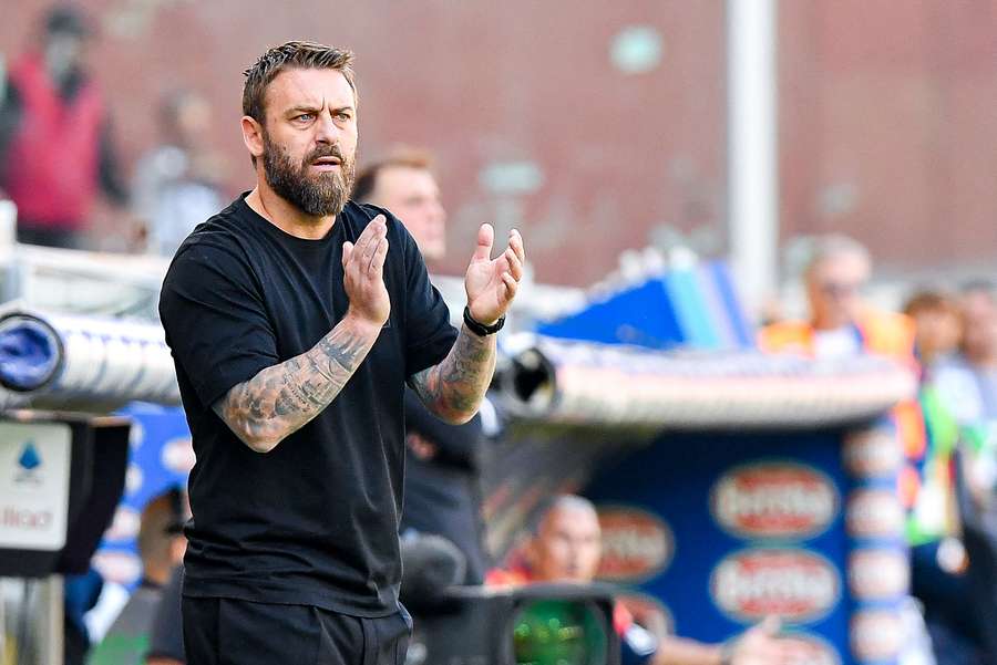 Daniele De Rossi sulla panchina della Roma contro il Genoa