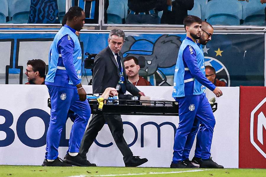 Igor Serrote deixou o campo de maca após fraturar o pulso