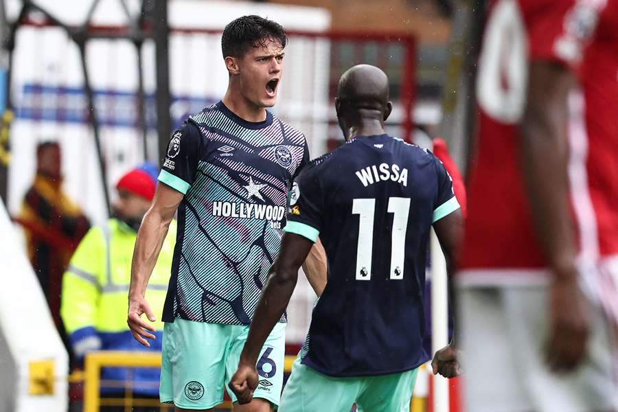 Il centrocampista del Brentford Norgaard e il compagno di squadra Wissa esultano dopo il gol