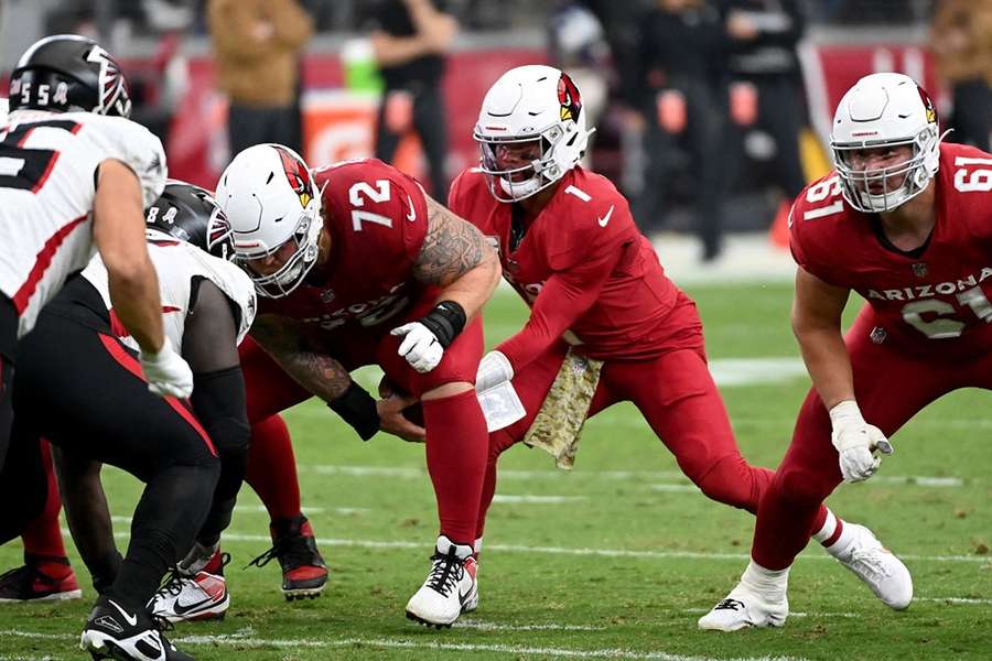 Hjalte Froholdt (72) snapper bolden til Kyler Murray (1)