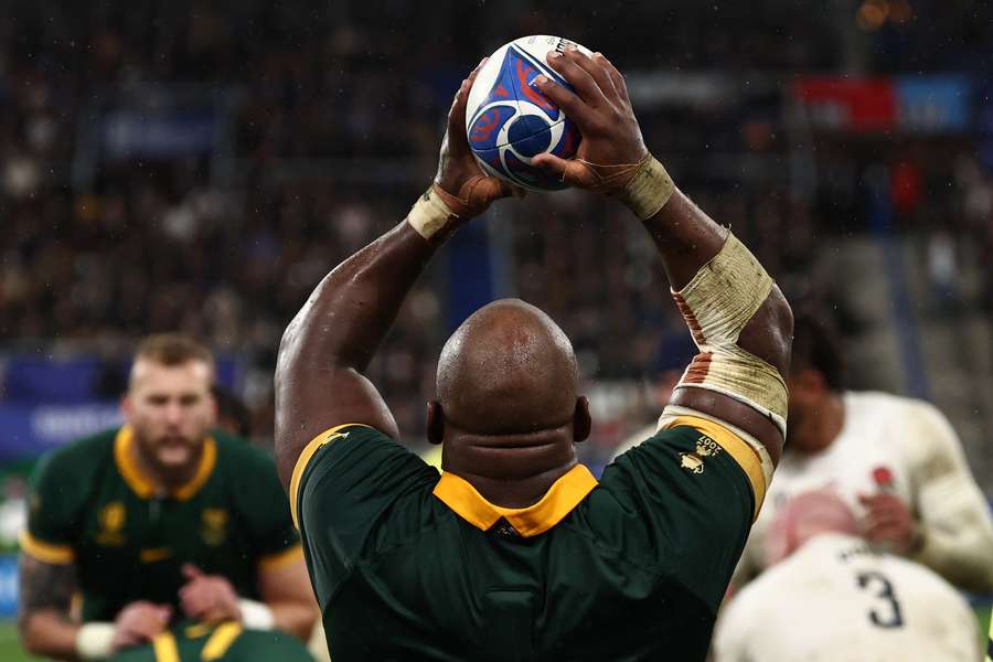 Mbonambi em ação de lateral pela África do Sul