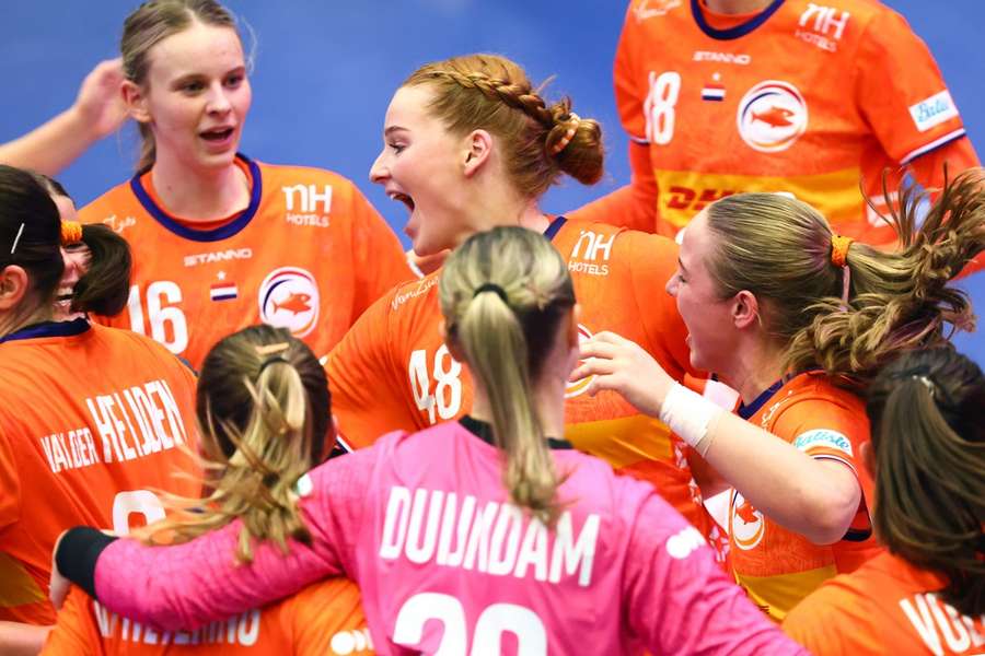 De Nederlandse handbalvrouwen vieren de winst op Duitsland