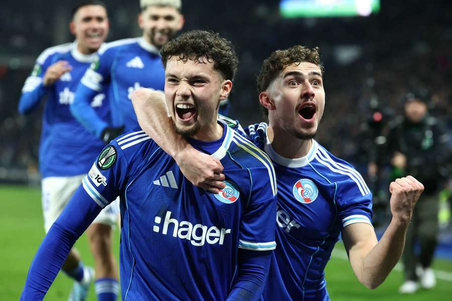 Le milieu marocain de Strasbourg Samir El Mourabet célèbre le deuxième but de son équipe avec l’attaquant argentin Joaquín Panichelli lors du match de Ligue Europa Conférence entre Strasbourg et Crystal Palace à la Meinau, le 27 novembre 2025.