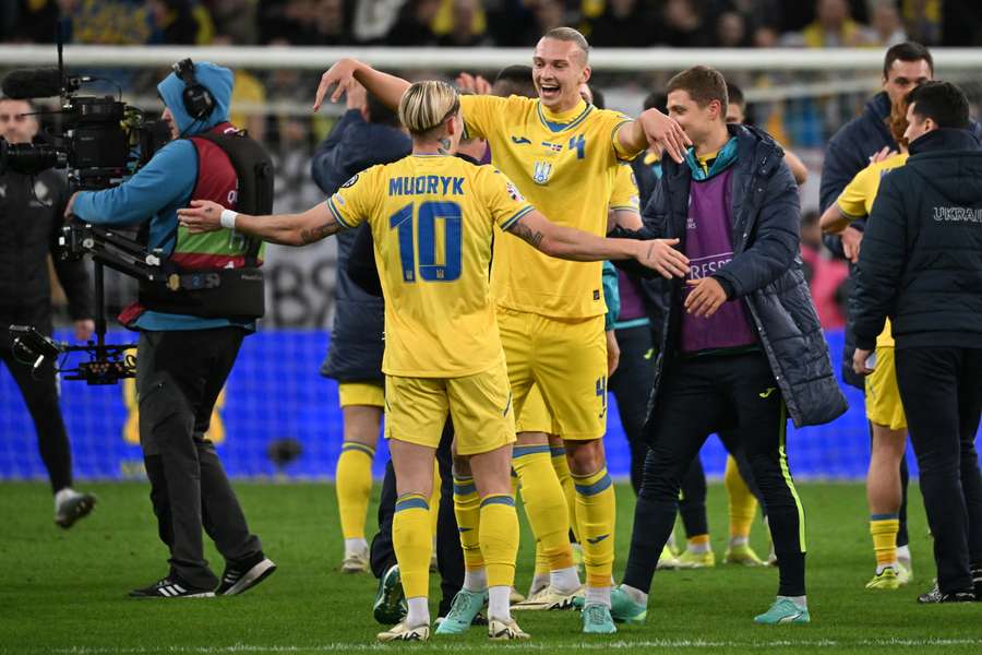I giocatori ucraini festeggiano la qualificazione