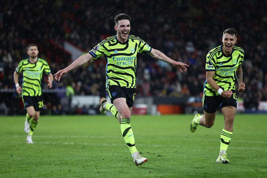 Declan Rice van Arsenal viert de vijfde treffer van Arsenal in het uitduel bij Sheffield United