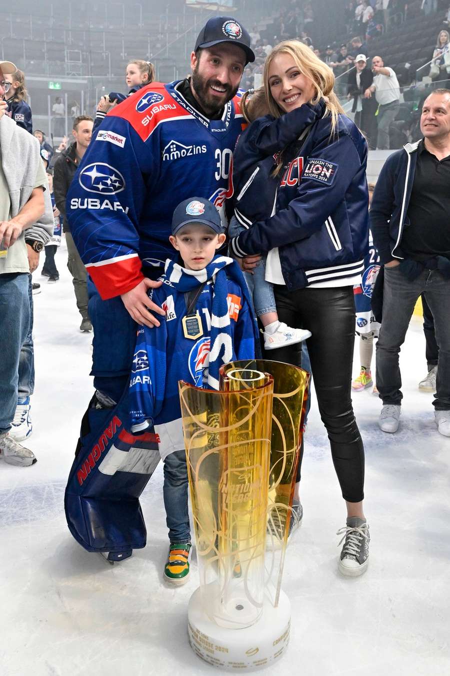 Šimon Hrubec se synem a manželkou při oslavách titulu