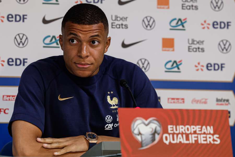 Paris Saint-Germain heeft voetbalclub Al Hilal uit Saudi-Arabië toestemming gegeven om te praten met sterspeler Kylian Mbappé over een transfer