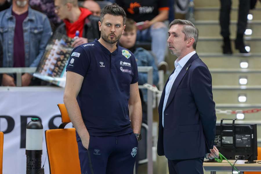 Trener Aluronu CMC Warty Zawiercie Michał Winiarski (L) i prezes klubu Kryspin Baran (P)