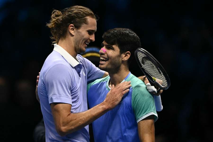 Alexander Zverev hat seine Weltranglistenposition zwei knapp vor Carlos Alcaraz verteidigt.
