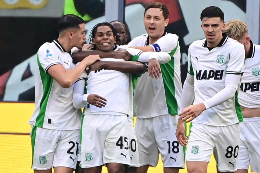 Jucătorii lui Sassuolo celebrează marcarea celui de-al doilea gol Jucătorii lui Sassuolo celebrează marcarea celui de-al doilea gol