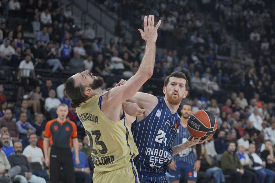 Osmani saca el codo a pasear ante Shengelia