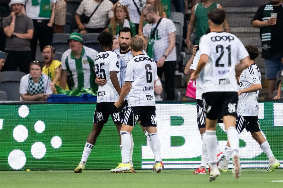 Dino Islamovic feiert das 1:0.