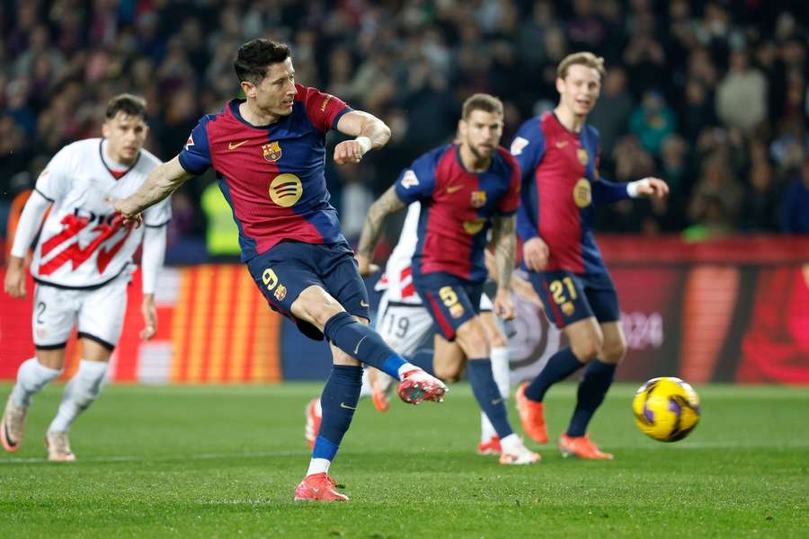 Lewandowski střílí z penalty jediný gól duelu s Vallecanem.