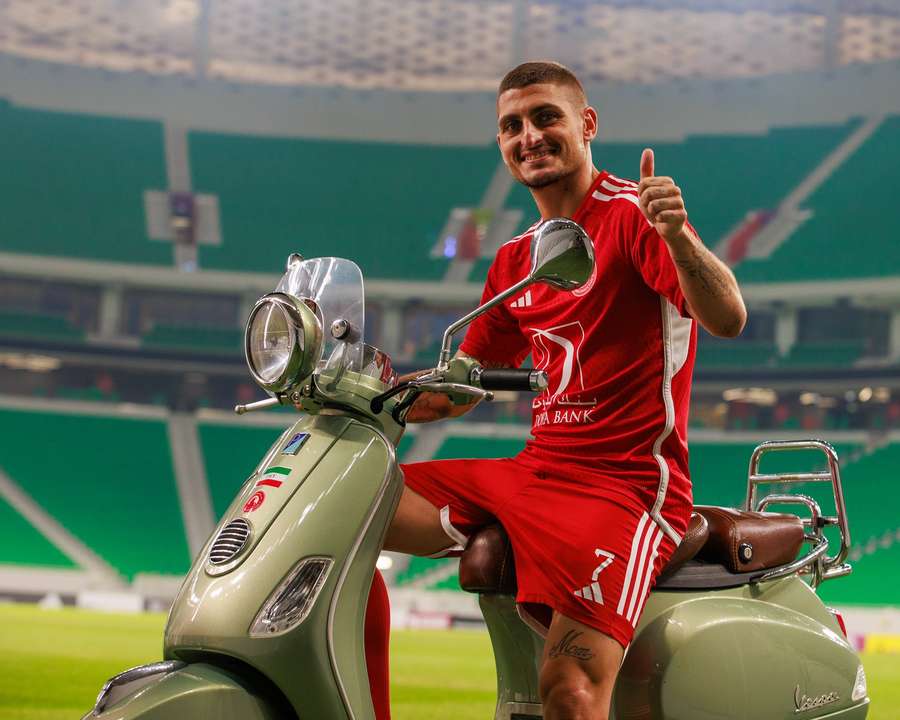 V novém dresu se představil stylově na Vespě. V novém dresu se představil stylově na Vespě.