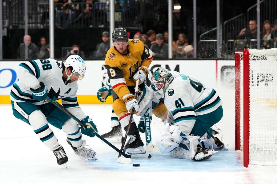 Immer wieder spielte sich die Action vor dem Tor der San Jose Sharks ab.