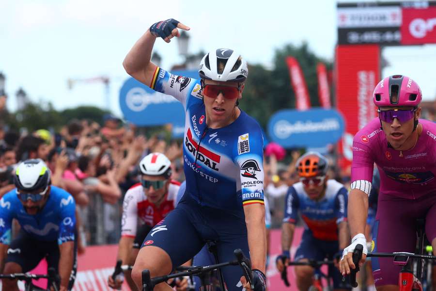Tim Merlier bejubelt den Sieg auf der 18. Etappe des Giro d'Italia.