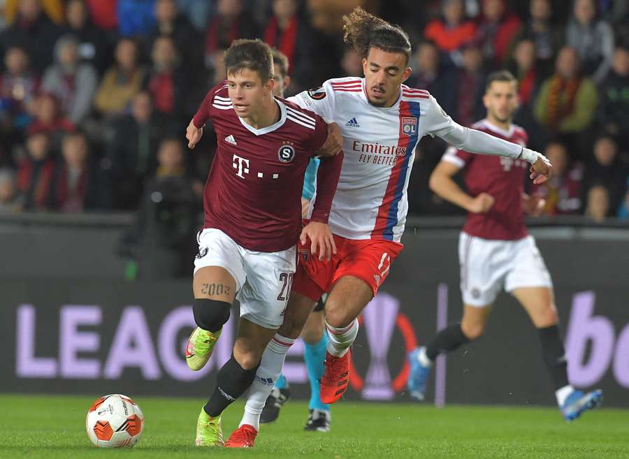 L'attaquant tchèque du Sparta Prague Adam Hlozek et le défenseur français de Lyon Malo Gusto se disputent le ballon lors du match de Ligue Europa (groupe A) entre le Sparta Prague et l'Olympique Lyonnais, à Prague, le 21 octobre 2021. L'attaquant tchèque du Sparta Prague Adam Hlozek et le défenseur français de Lyon Malo Gusto se disputent le ballon lors du match de Ligue Europa (groupe A) entre le Sparta Prague et l'Olympique Lyonnais, à Prague, le 21 octobre 2021.