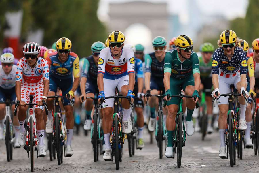Le peloton ce dimanche. Le peloton ce dimanche.