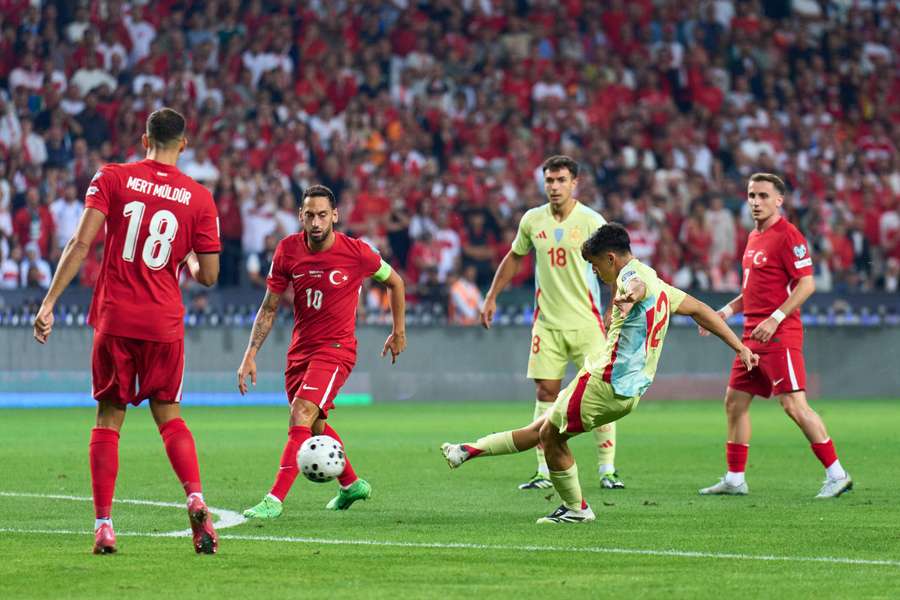 Pedri, en el disparo que dio lugar al 0-1 Pedri, en el disparo que dio lugar al 0-1