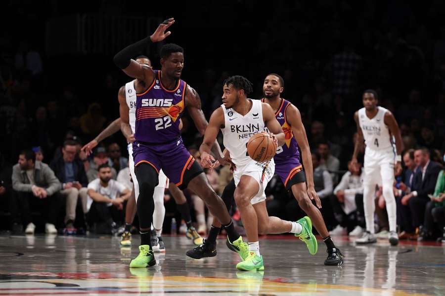 Cam Thomas tenta ultrapassar Deandre Ayton