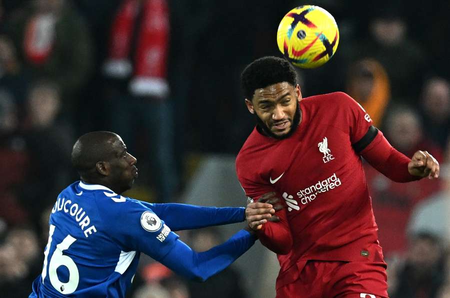 Gomez wins a header against Abdoulaye Doucoure