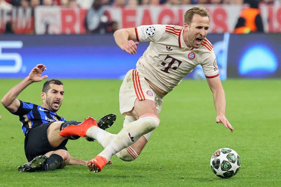 Henrikh Mkhitaryan contro Harry Kane