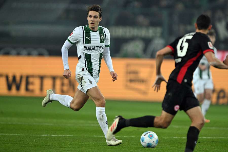 Florian Neuhaus (l.) am Ball Florian Neuhaus (l.) am Ball