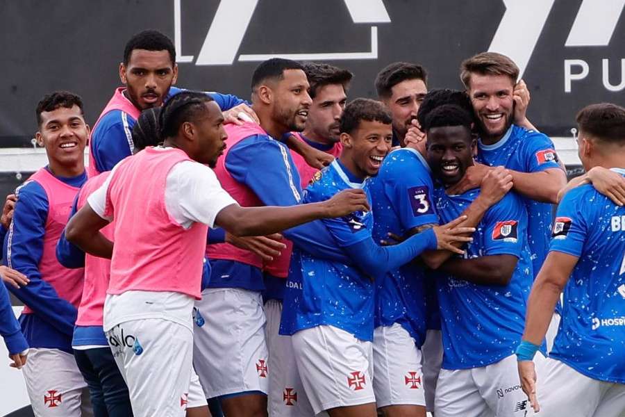 Jogadores do Belenenses celebram triunfo