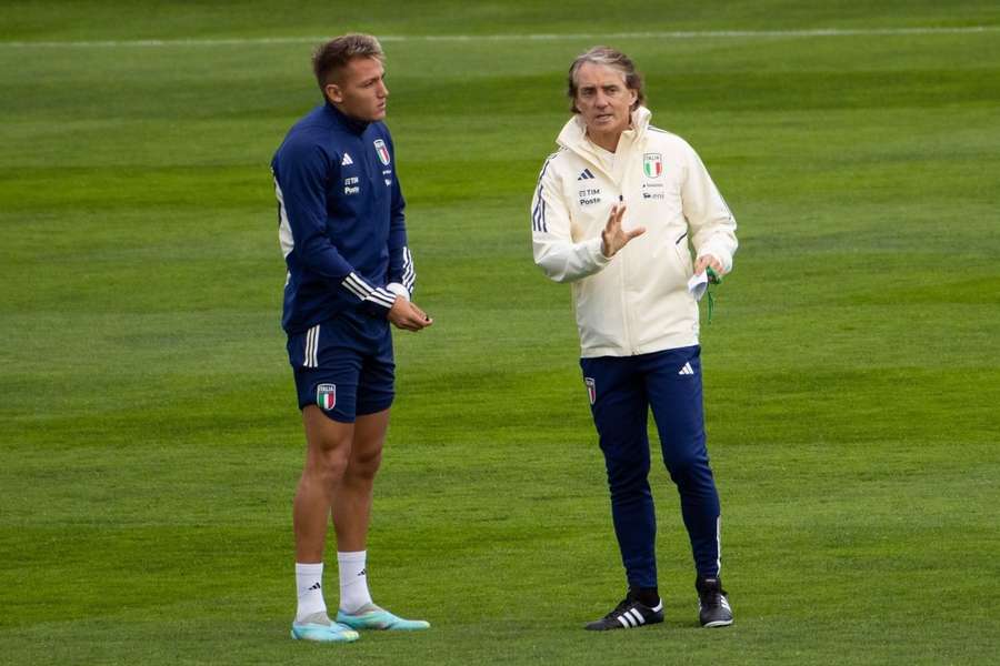 Måske bliver det det 23-årige Mateo Retegui, der er født og opvokset i Argentina, der skal redde kastanjerne ud af ilden for Roberto Mancini.