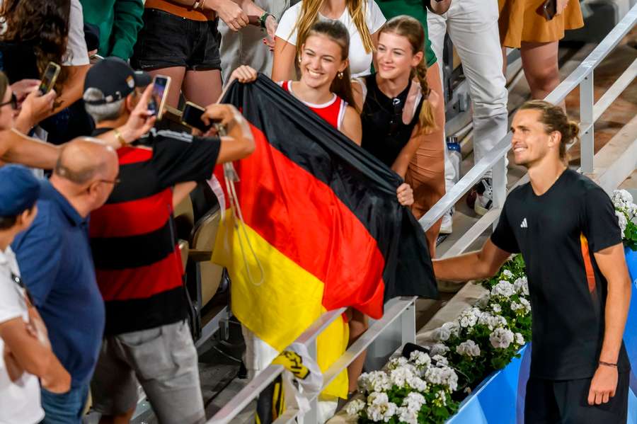 Zverev (r.) mit deutsche Fans nach seinem Erstrundenmatch